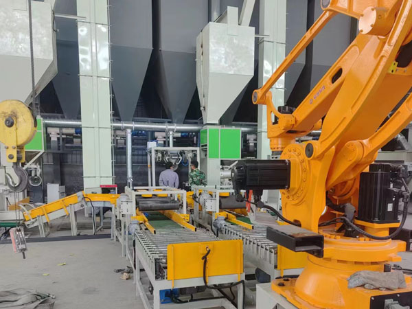 河南西華用戶(hù)碼垛機(jī)器人生產(chǎn)現(xiàn)場(chǎng)（圖）